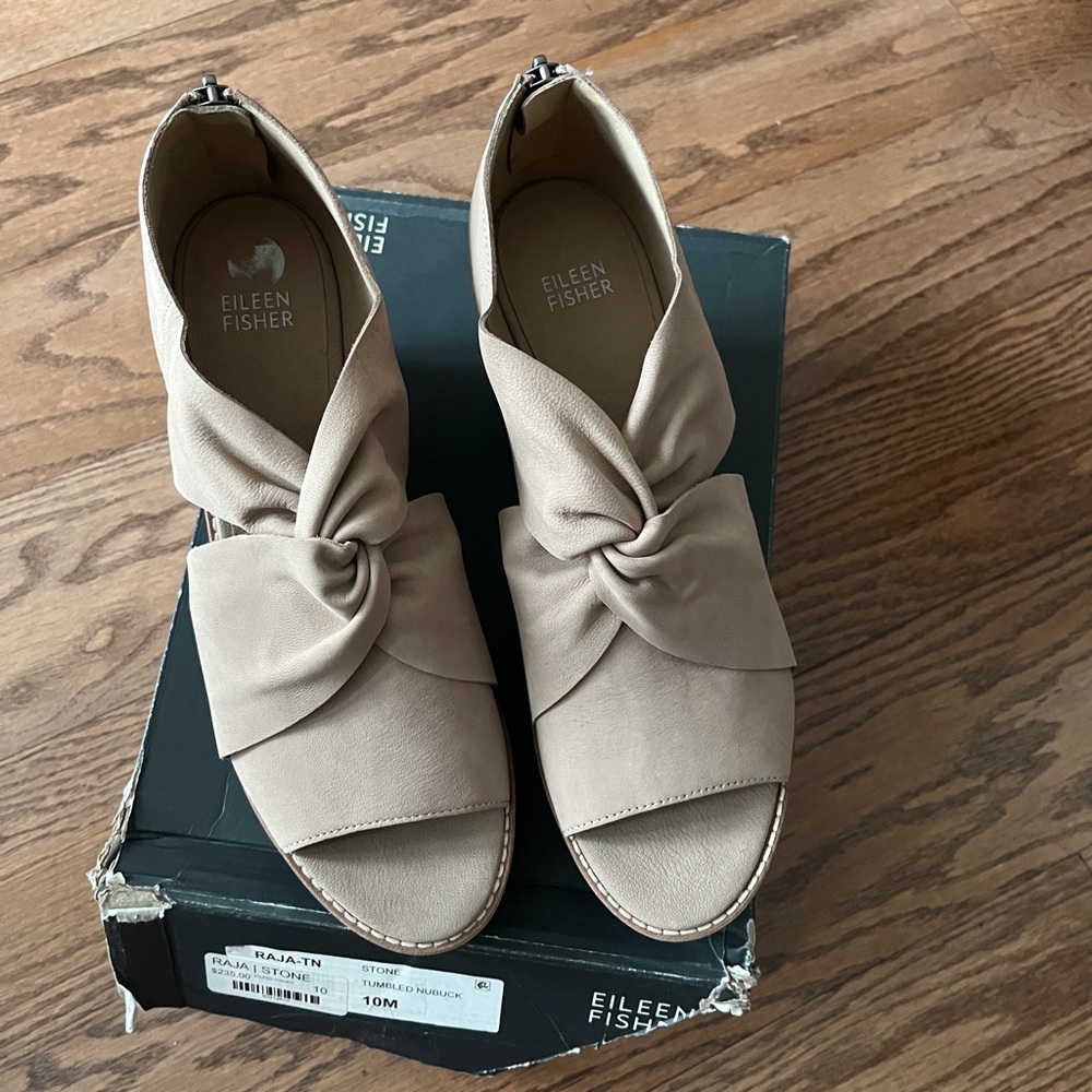 New in box Eileen Fisher Raja Nubuck Platform Wedge Sandals in Stone Size 10
